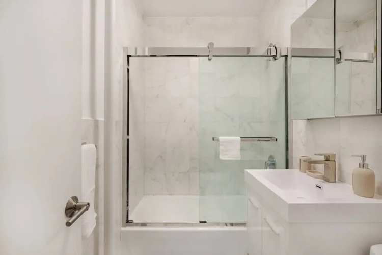 444-4e Contemporary 2BR in Hell s Kitchen