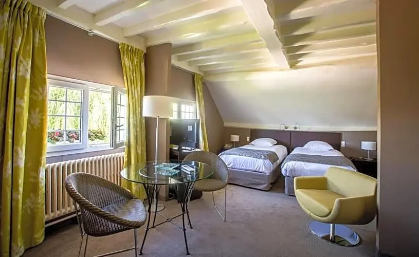 Standard Family room with garden view
