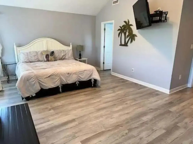 Gone To The Beach 4 Bedroom Home by RedAwning
