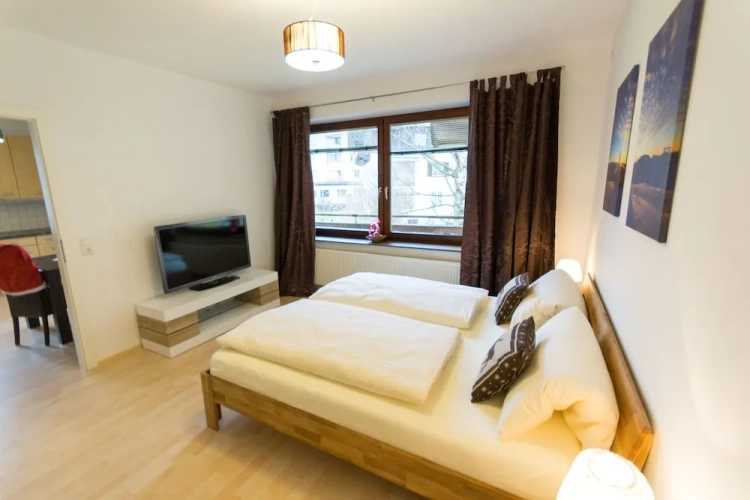 2 Bedrooms Classic Apartment with partial view