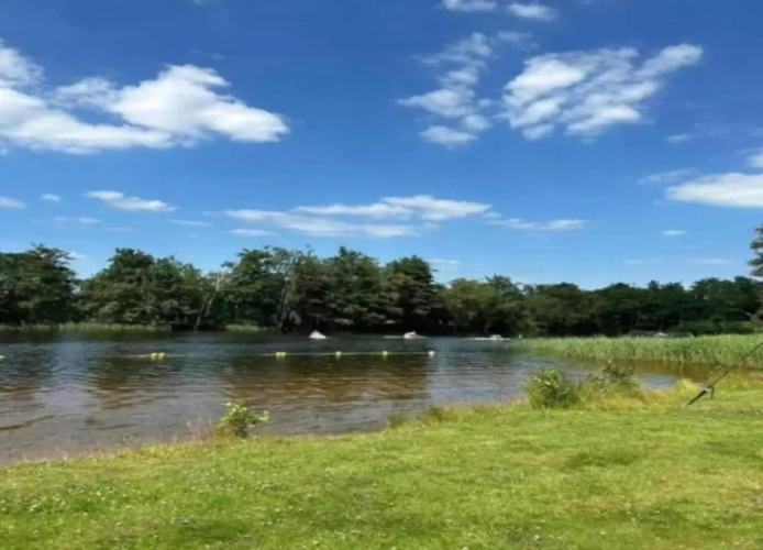 Tranquil Lakeside Stay for 4 Guests