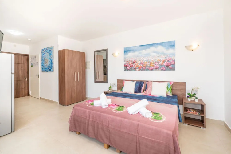 Islet Promenade Studio with Hot Tub and Panoramic Sea Views by GetawaysMalta