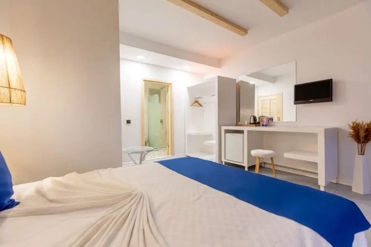 Standard Double room with balcony and with partial sea view