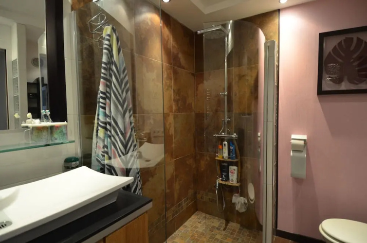Modern apartment 6 persons with Jacuzzi in Nice Downtown
