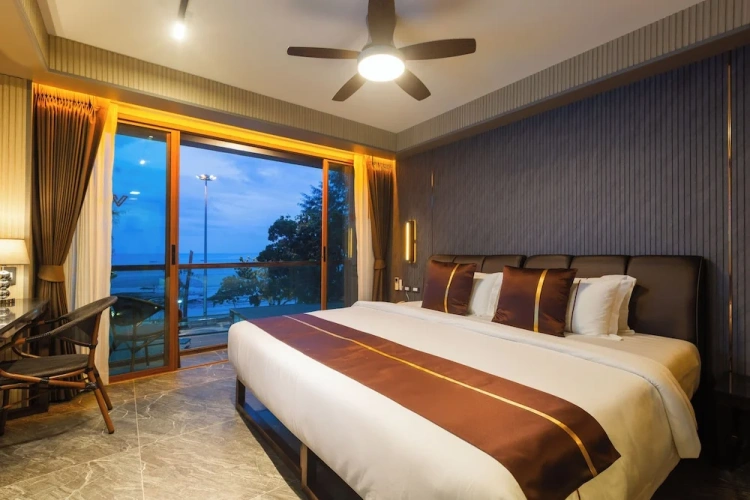 Deluxe room with balcony and with sea view