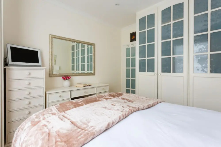 Traditional 2BR Flat in Marylebone
