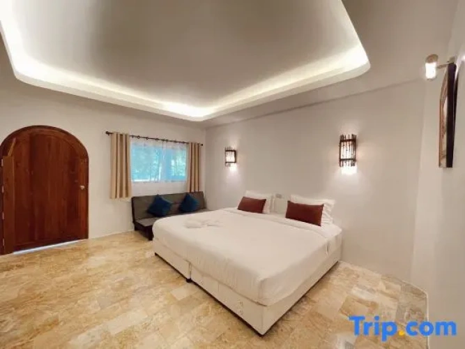 Deluxe room with pool view