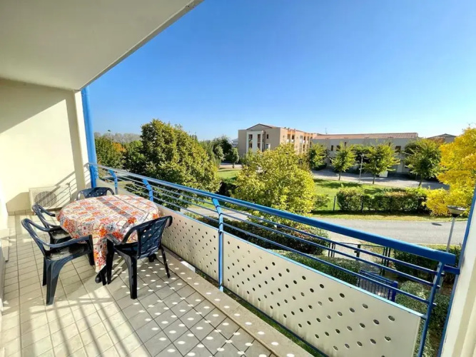 Bright Flat in a Residence With Common Pools