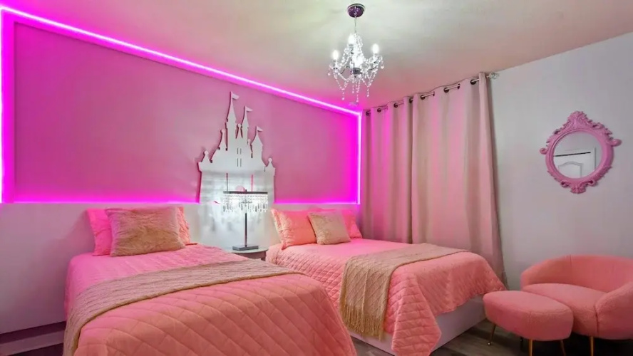 Themed Rooms & Pool in Quiet Neighborhood