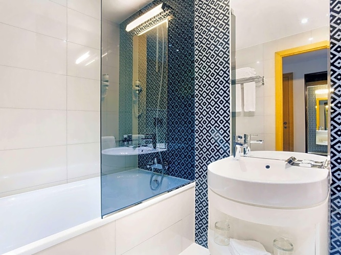 Deluxe Twin room with pool view