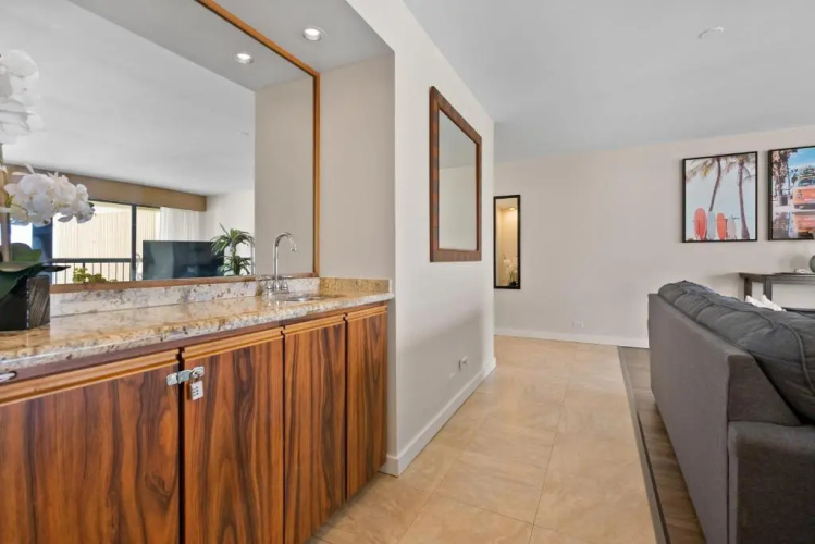 Spacious Waikiki Beach 2BR-Ocean View-Free Parking