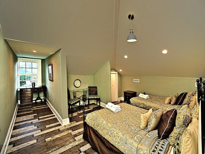 Downtown Savannah Oasis 4 BR 3 BA
