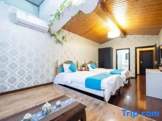 6 Bedrooms Villa