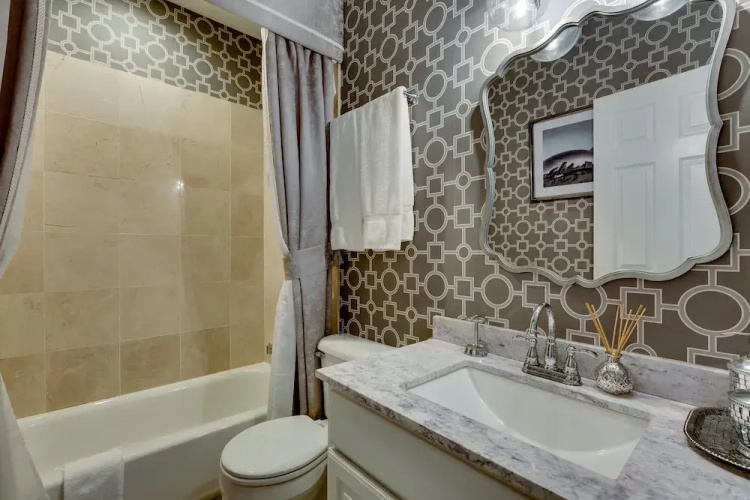 3 BR 3 BTH - UIC, Med Dist & Down Town + Garage by AllSet Turnover