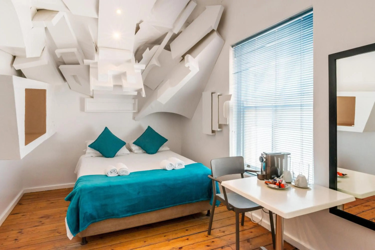 Daddy Long Legs Art Hotel