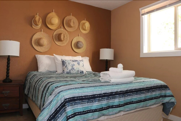 Lakefront Cottage at Nk'mip Campground - 4 Br Cabin