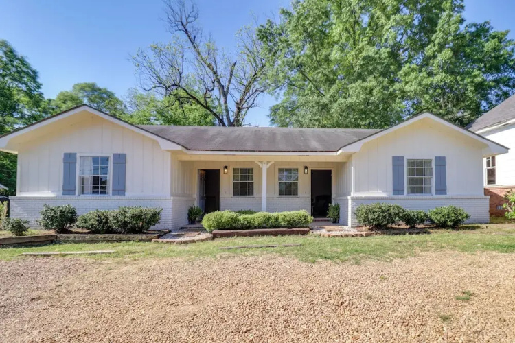 Walk to Eats & Entertainment: Home in Brookhaven