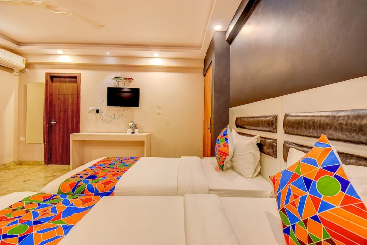 FabHotel Cozzy Inn