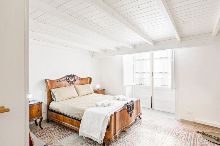 5 Bedrooms Apartment
