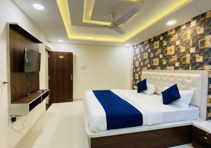 Fabhotel 7Th Cloud Ab Road