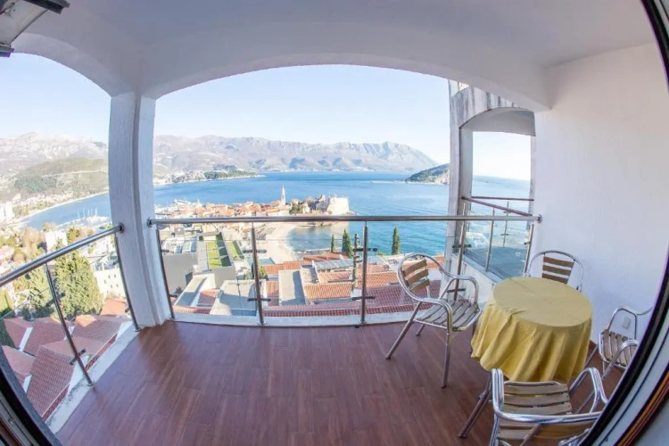 3 Bedrooms Apartment