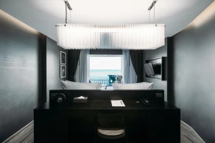 Ocean Hall with Bathtub Twin