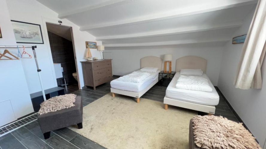 5 Bedrooms Cottage