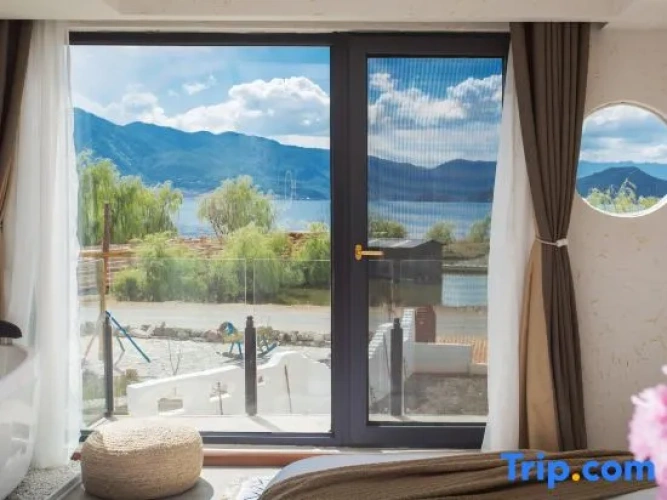 2 Bedrooms Suite with lake view