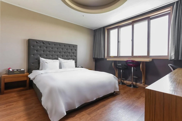 Deluxe Twin Basement room