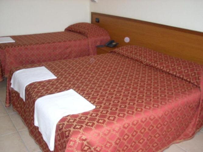 Standard Triple room