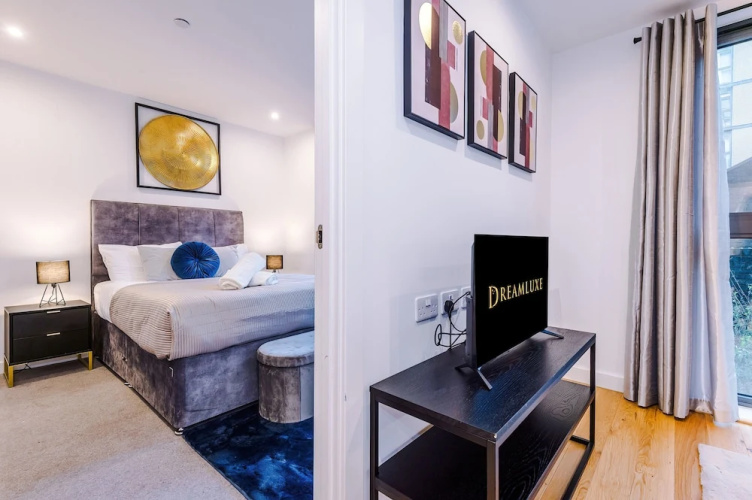 Skeek Groundfloor Apartment with Wine Fridge