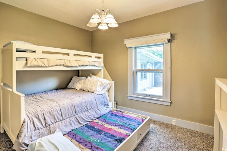 Walk to Downtown: Custer Retreat w/ Fire Pit!