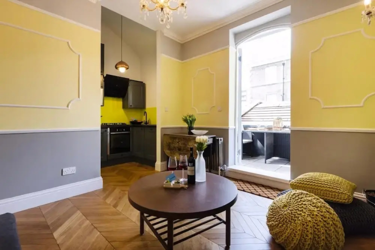 Bright 1BR + Balcony by Hyde Park