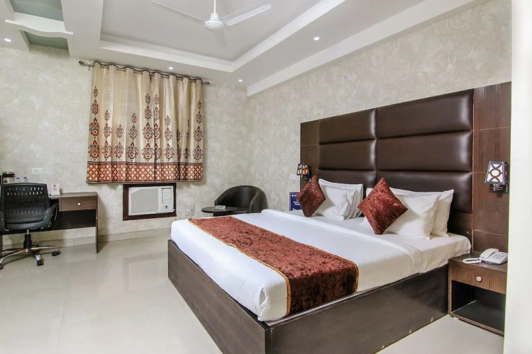 OYO 11532 Hotel SR Grand