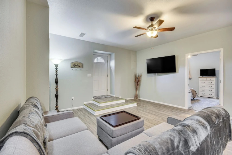 Pet-friendly Downtown Fulton Apt w/ Smart TV!