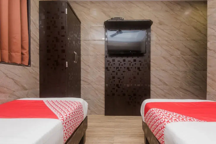 OYO 22055 Dadar Residency