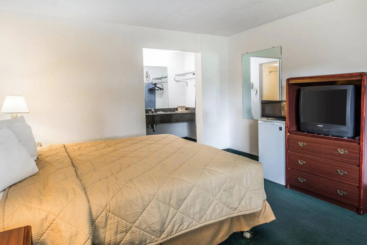 Econo Lodge Inn & Suites Spokane