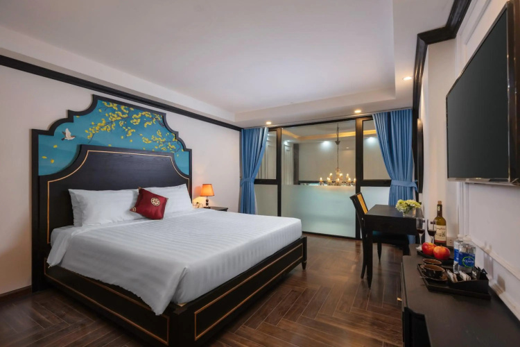 Queen Light Hotel