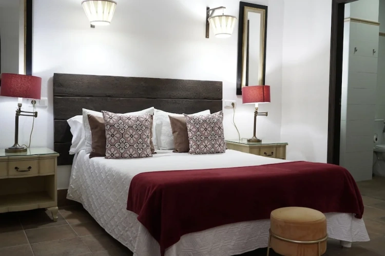 Standard Quadruple room with city view