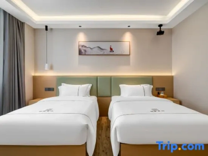 Standard Twin room with courtyard view
