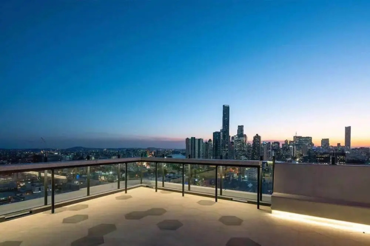 2BR Utopia Fortitude Valley Pool Rooftop King bed