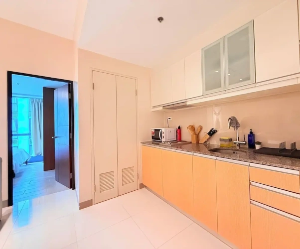 1 Bedroom Economy room with pool view