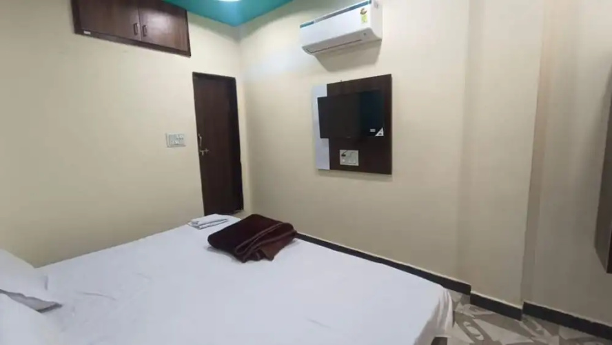Goroomgo Priyanshi Palace Ujjain