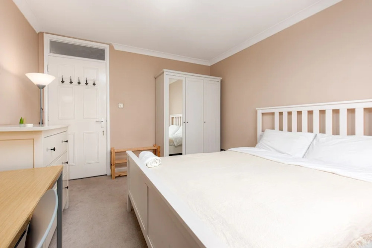 Metropolitan Close - Deluxe Guest Room 2