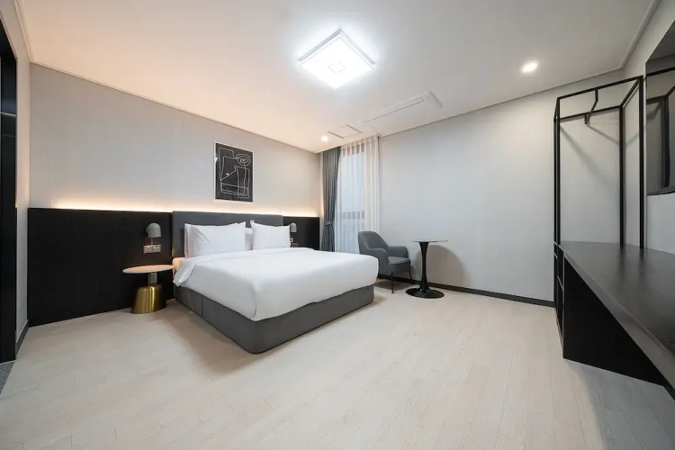 Gunsan Hound Hotel