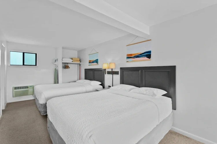 Standard Quadruple room with pool view