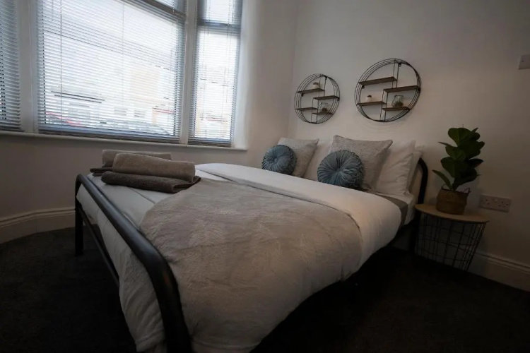 Abingdon House 4 Bedrooms Workstays UK