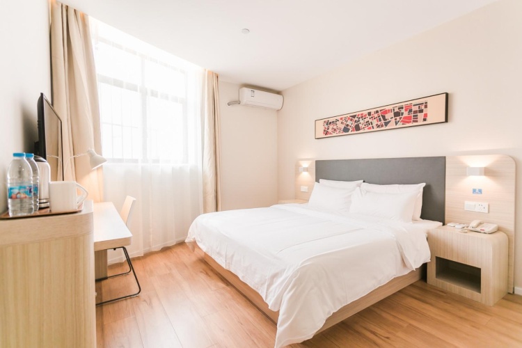 Standard Twin room with street view
