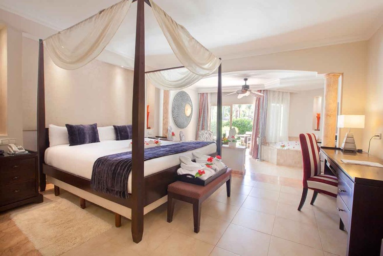 Majestic Swim Up Elegance Club 18+ Junior Suite with Jacuzzi