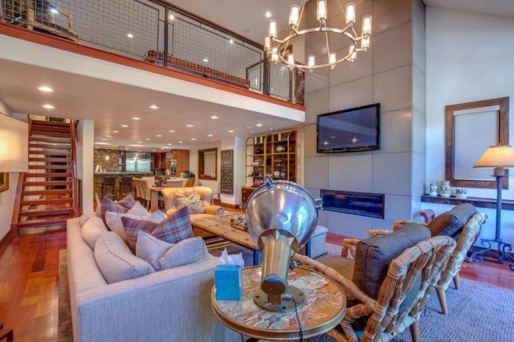 5 Bedrooms Apartment
